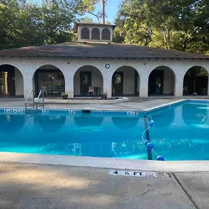 Elegant 2-bedroom Pet-friendly W 2 Parking Spaces Apartment